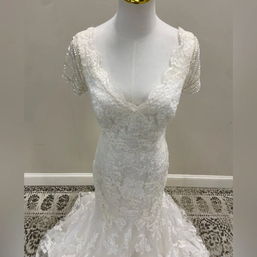 Elegant White Lace Gown - Picture 3 of 8